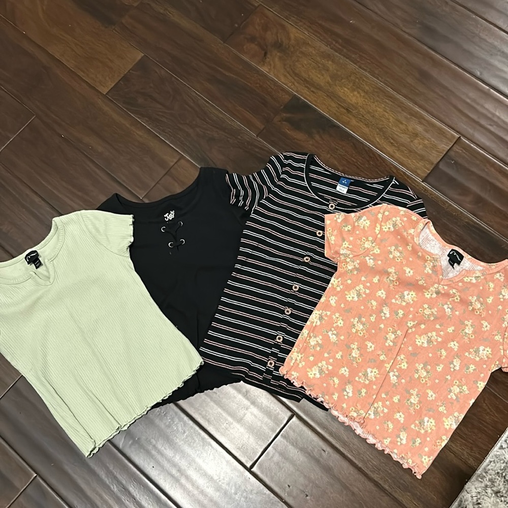 Bundle of 4 tees size 6\7